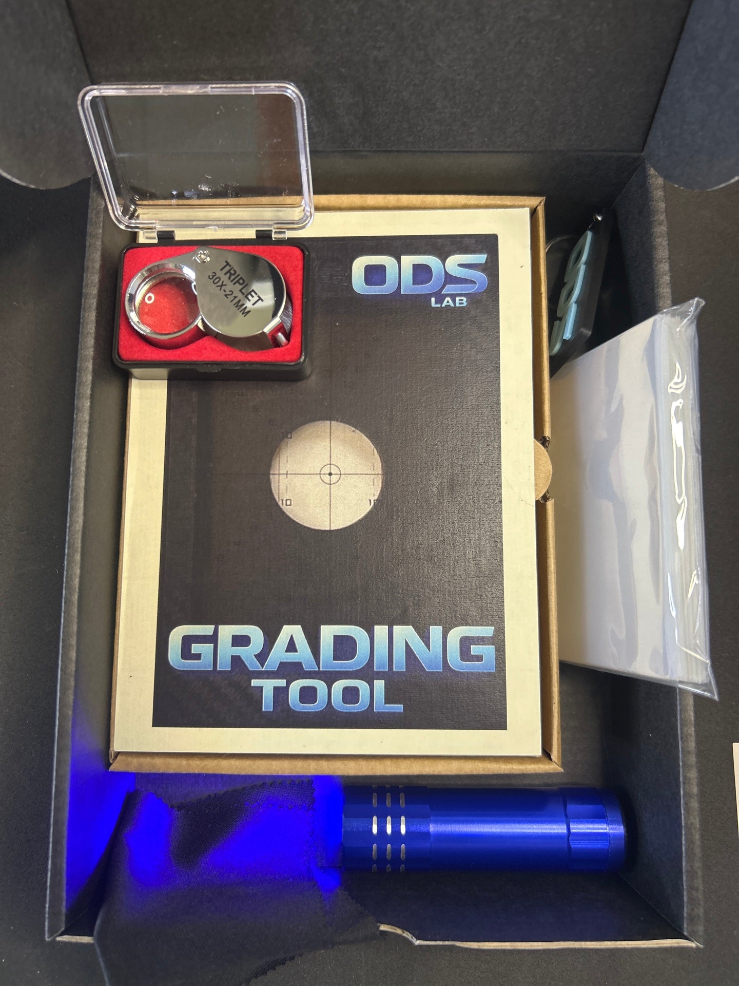 ODS Lab Pre-Grading Kit – Tool Premium, 100 Sleeves, Luce UV e Panno in Microfibra